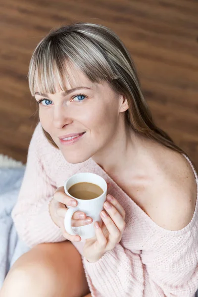 Retrato Beleza Mulher Relaxada Pela Manhã Bebe Café Cama Mulher — Fotografia de Stock