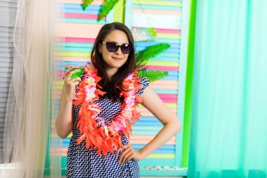 Mutlu kadın kokteyl Hawaii içme