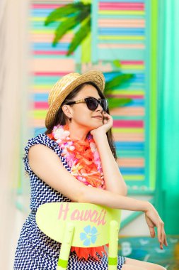 Mutlu kadın Hawaii'de bir tatil hakkında rüya