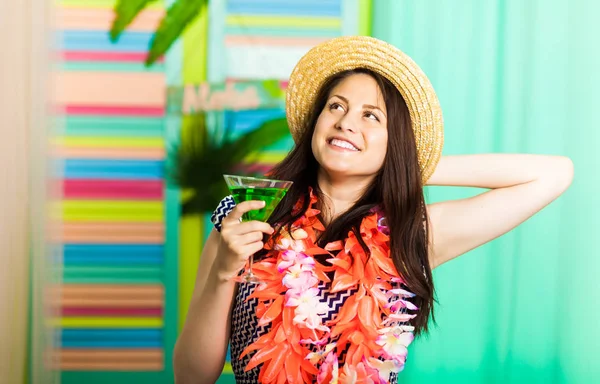 Mujer Feliz Bebiendo Cóctel Hawaii —  Fotos de Stock