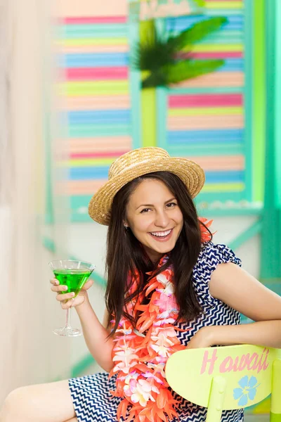 Glückliche Frau Trinkt Cocktail Hawaii — Stockfoto