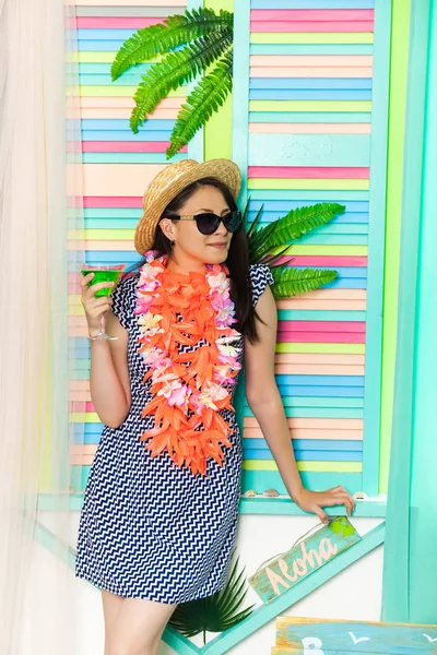Mutlu Kadın Hawaii Yeşil Kokteyl Içme — Stok fotoğraf