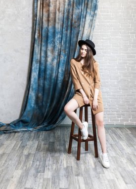 Stüdyo çekim zarif ceket ve klasik şapka içinde genç bir kadın. Güzellik, moda kavramı.