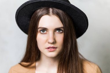 Siyah şapkalı güzel genç kadının yakın çekim. 