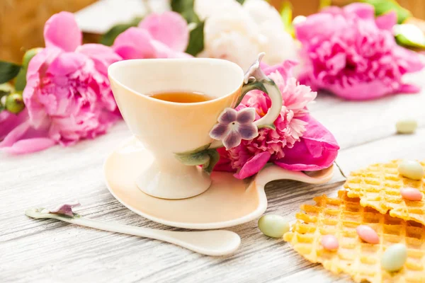 Tasse Grünen Tee Und Frühlingsblumen Blühen Auf Einem Alten Holzboden — Stockfoto