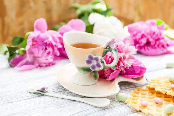 Чашка Зеленого Чая Весенние Пионы Цветут Старом Деревянном Фоне Вафлями — стоковое фото