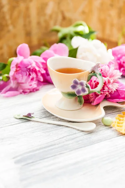 Tasse Grünen Tee Und Frühlingsblumen Blühen Auf Einem Alten Holzboden — Stockfoto