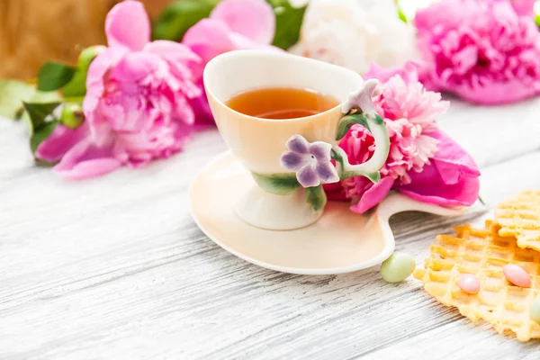 Φλιτζάνι Πράσινο Τσάι Και Άνοιξη Blossom Παιώνιες Ένα Παλιό Ξύλινο — Φωτογραφία Αρχείου