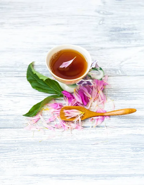 Tasse Grüner Tee Und Frühlingsblumen Blühen Auf Altem Holzgrund Rustikal — Stockfoto