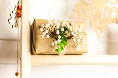 Parlak renkli bir gecede güzel hediye kutuları. Lüks yeni yıl hediyesi..