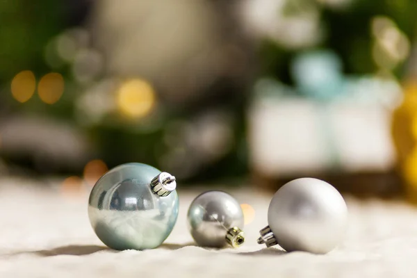 Três bolas de Natal pérola com bokeh colorido — Fotografia de Stock