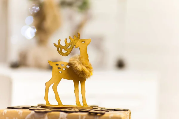 Decoração de Natal. Cervos de madeira em uma caixa de presente — Fotografia de Stock