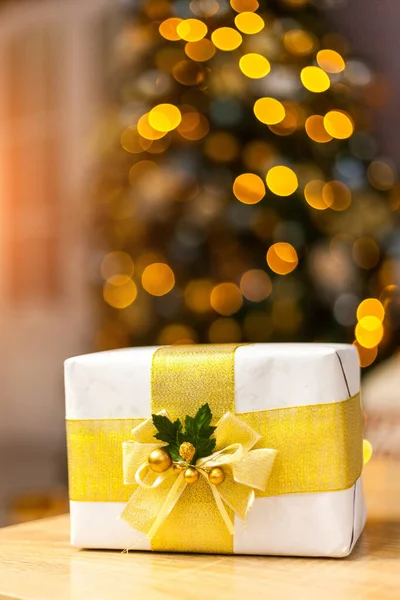 Belas caixas de presente na noite colorida brilhante. Presente de Ano Novo de Luxo. — Fotografia de Stock