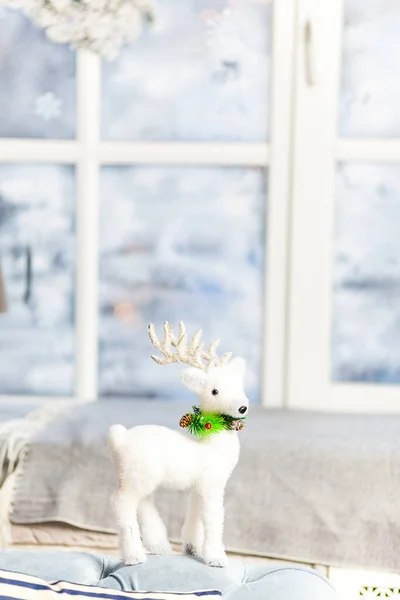 Χριστουγεννιάτικη διακόσμηση. Ελάφι παιχνίδι στο παράθυρο — Φωτογραφία Αρχείου