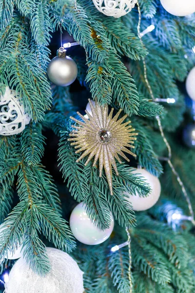 Vánoční stromeček a vánoční ozdoby zavřít — Stock fotografie
