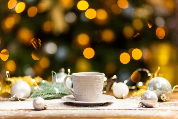 Mug de café blanco con decoraciones navideñas brillantes de oro.. — Foto de Stock