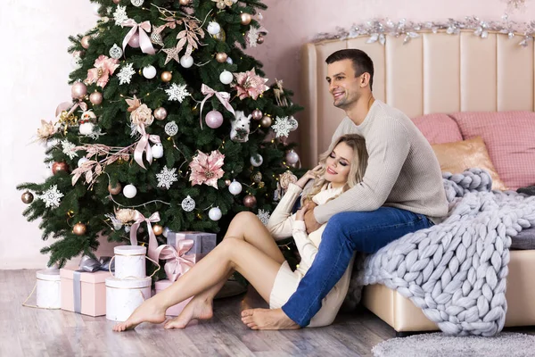 Retrato de la pareja alegre y atractiva que celebra el Año Nuevo —  Fotos de Stock