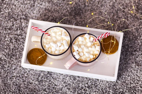 Рождественская концепция, горячий кофе или какао конфеты трости и зефир — стоковое фото