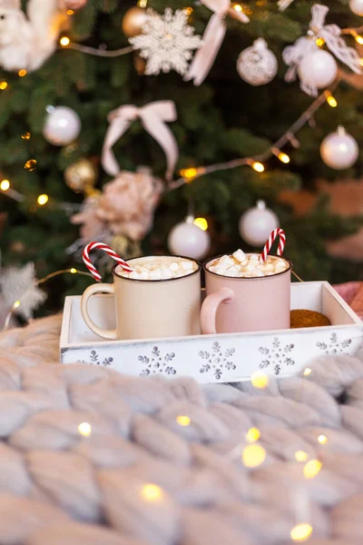 Concepto navideño, café caliente o canas de cacao y malvaviscos. —  Fotos de Stock