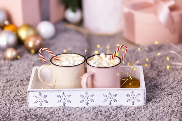 Karácsonyi fogalom, forró kávé vagy kakaós cukornád és mályvacukor — Stock Fotó