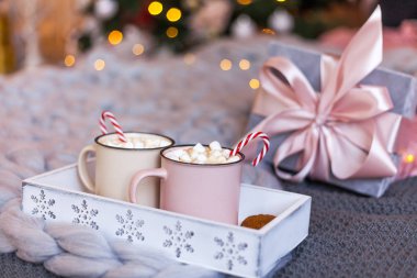 Noel konsepti, sıcak kahve ya da kakao şeker kamışı ve marşmelov.