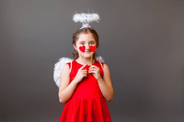 Eğleniyor, kalp şeklinde lolipop gözle kapanış örgüler ile gülümseyen kız