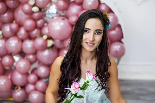 Glückliche Frau im Tüllkleid mit rosa Luftballons. Frauentag mit rosa Luftballons. — Stockfoto