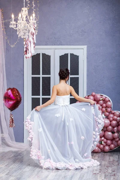 Glad kvinna i Tulle Dress med rosa ballonger. Kvinnodag med rosa ballonger. — Stockfoto