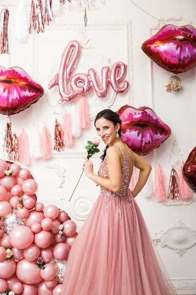 Szczęśliwa kobieta w tiulu sukienka z różowymi balonami. Dzień Kobiet z różowymi balonami. — Zdjęcie stockowe