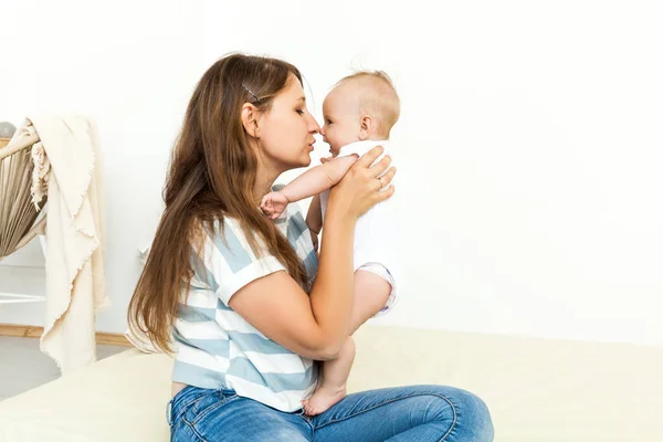 Joven feliz madre jugando con pequeño bebé —  Fotos de Stock