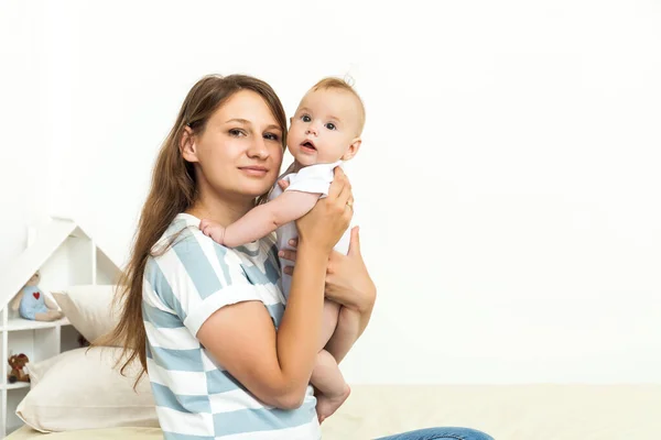 Young happy Mother playing with small baby — Stock Photo, Image
