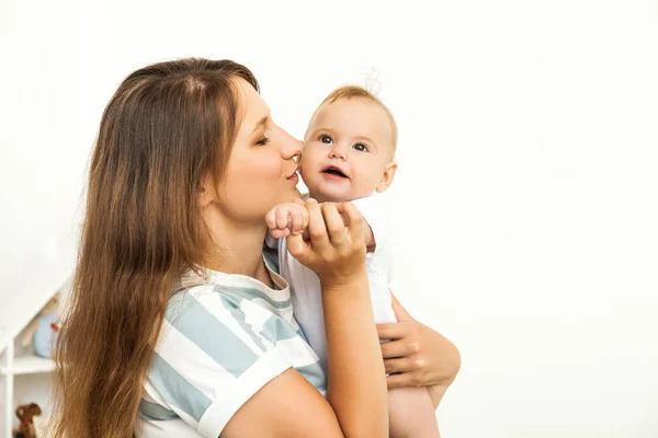 Joven feliz madre jugando con pequeño bebé —  Fotos de Stock