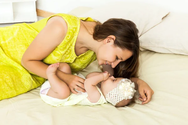 Joven feliz madre jugando con pequeño bebé — Foto de Stock