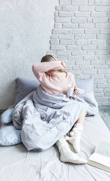 Junge Frau Trinkt Ihren Kaffee Während Sie Bett Liegt Und — Stockfoto