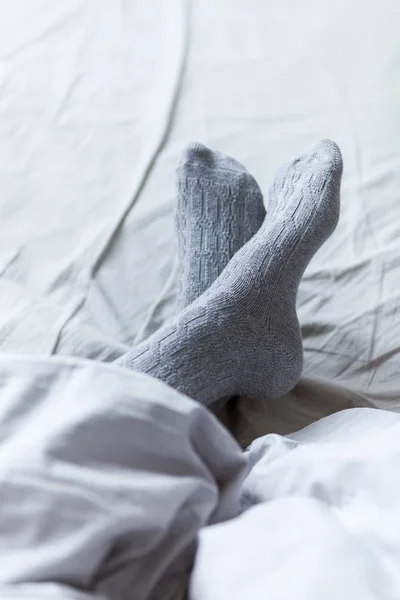 ファッション の概念 自宅のベッドでオーバーニー ソックスで若い女性の足のクローズ アップ — ストック写真