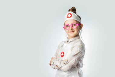Doktor gibi giyinmiş küçük kız portresi