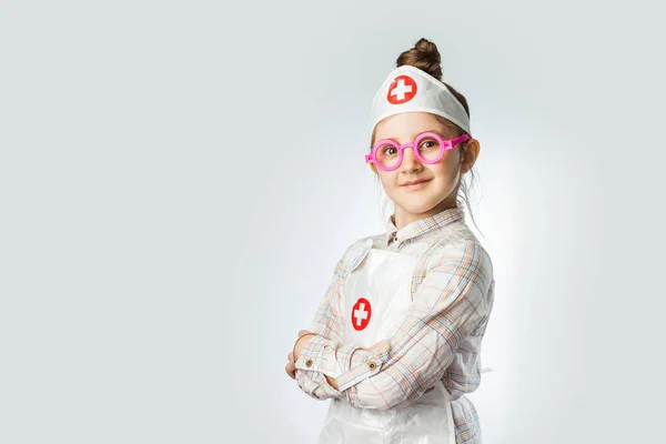 Porträtt Lilla Flicka Klädd Som Läkare — Stockfoto