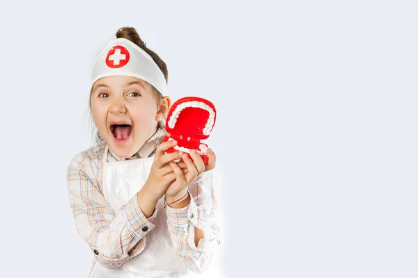 Μικρό Δροσερό Γιατρό Οδοντίατρος Κορίτσι Ένα Ιατρικό Κοστούμι Ένα Παιχνίδι — Φωτογραφία Αρχείου