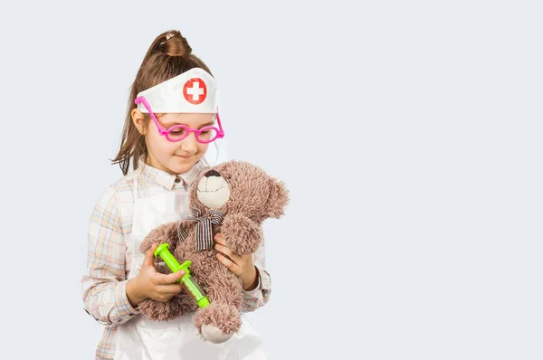 Bastante Preescolar Niña Usar Blanco Médico Uniforme Una Inyección Vacunación —  Fotos de Stock