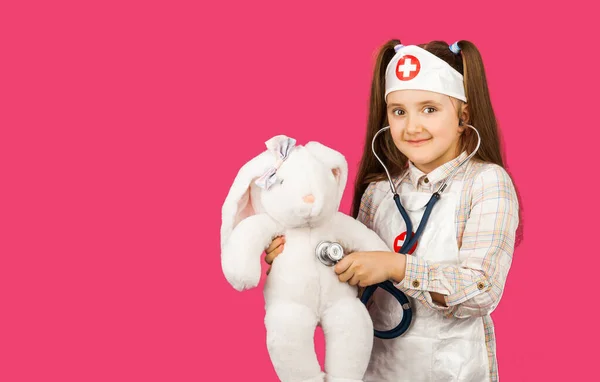 Menina Pré Escolar Bonita Usar Uniforme Médico Branco Ouvir Coração — Fotografia de Stock