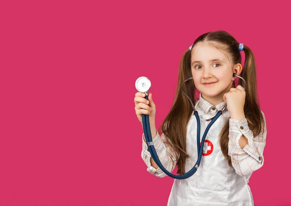 Menina Sorridente Feliz Jogando Médico Com Estetoscópio Sobre Fundo Rosa — Fotografia de Stock