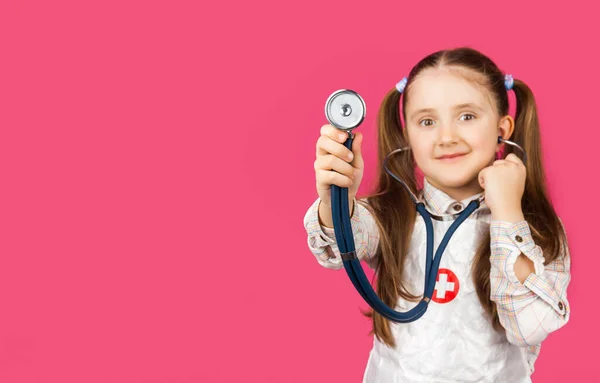 Menina Sorridente Feliz Jogando Médico Com Estetoscópio Sobre Fundo Rosa — Fotografia de Stock