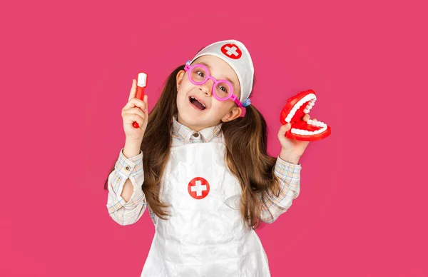 Kleine Coole Doktor Zahnärztin Mädchen Medizinischen Anzug Mit Spielzeugkiefer Und — Stockfoto