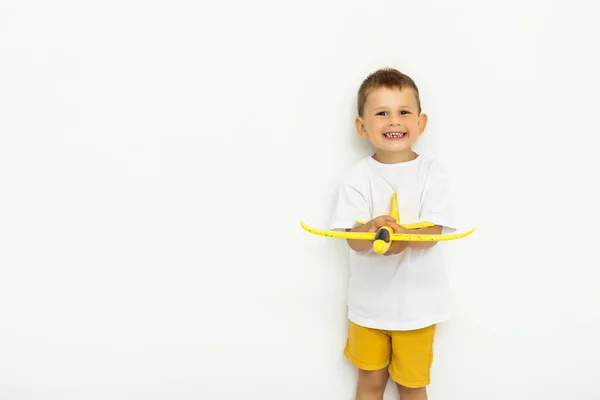 Söt Liten Pojke Med Leksak Plan Över Vit Bakgrund — Stockfoto