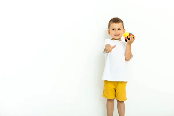 Retrato Niño Hermoso Con Coche Juguete Que Pulgares Hacia Arriba —  Fotos de Stock