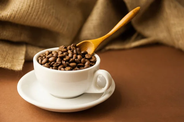 Eine Weiße Tasse Mit Kaffeebohnen Ein Streuen Von Kaffeebohnen Mit — Stockfoto