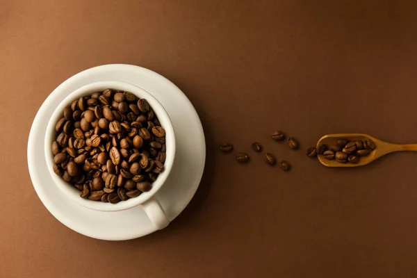 Šálek Kávy Pytlem Pražených Fazolí Hnědém Stole — Stock fotografie