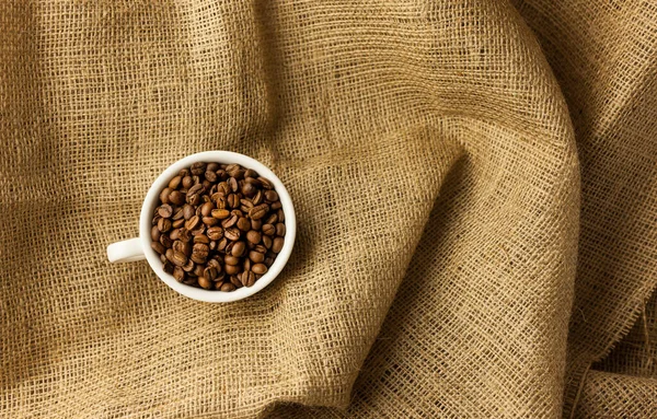 Eine Weiße Tasse Mit Kaffeebohnen Auf Büschel Ein Streuen Von — Stockfoto