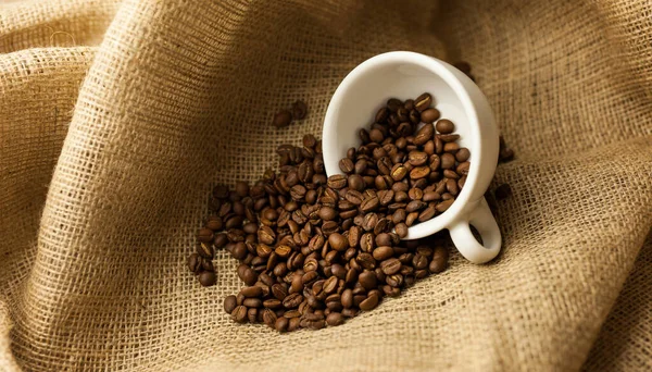 一杯白咖啡 上面放着散落的咖啡豆 一杯咖啡 一杯咖啡 一杯咖啡 粗纤维 — 图库照片