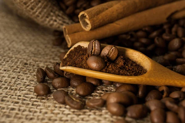 Detailní Záběr Dřevěné Kopečky Mletou Kávou Kávovými Zrny Skořicové Tyčinky — Stock fotografie
